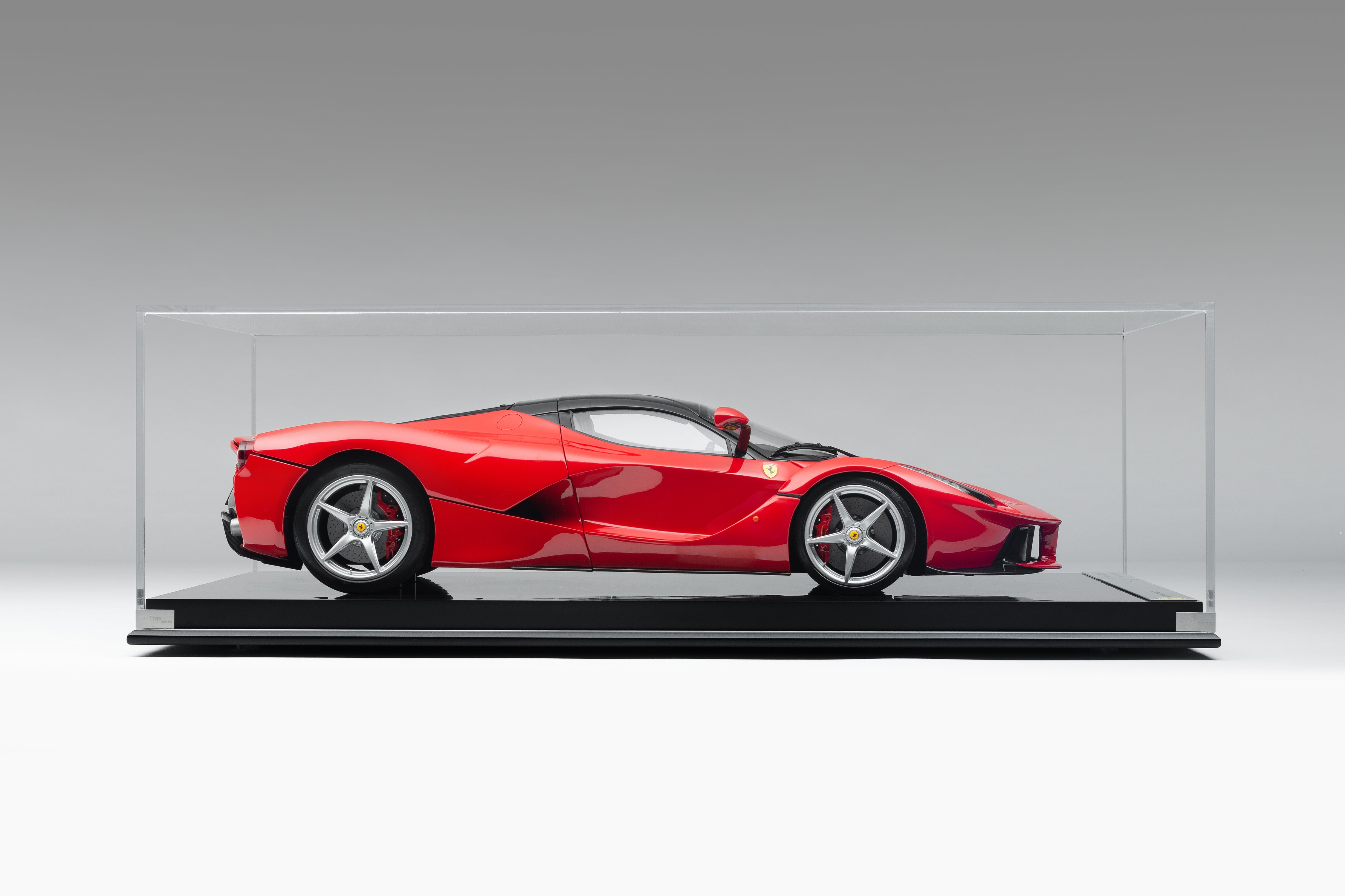 Amalgam 1:8 scale La Ferrari