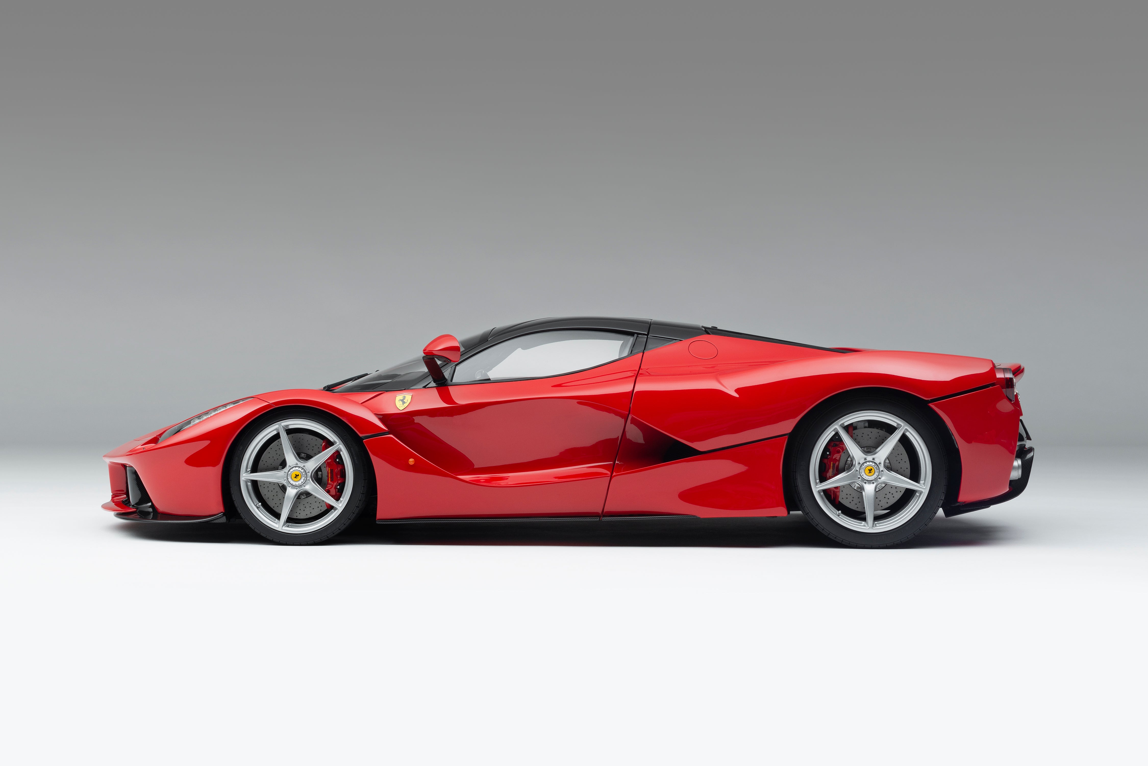 Amalgam 1:8 scale La Ferrari