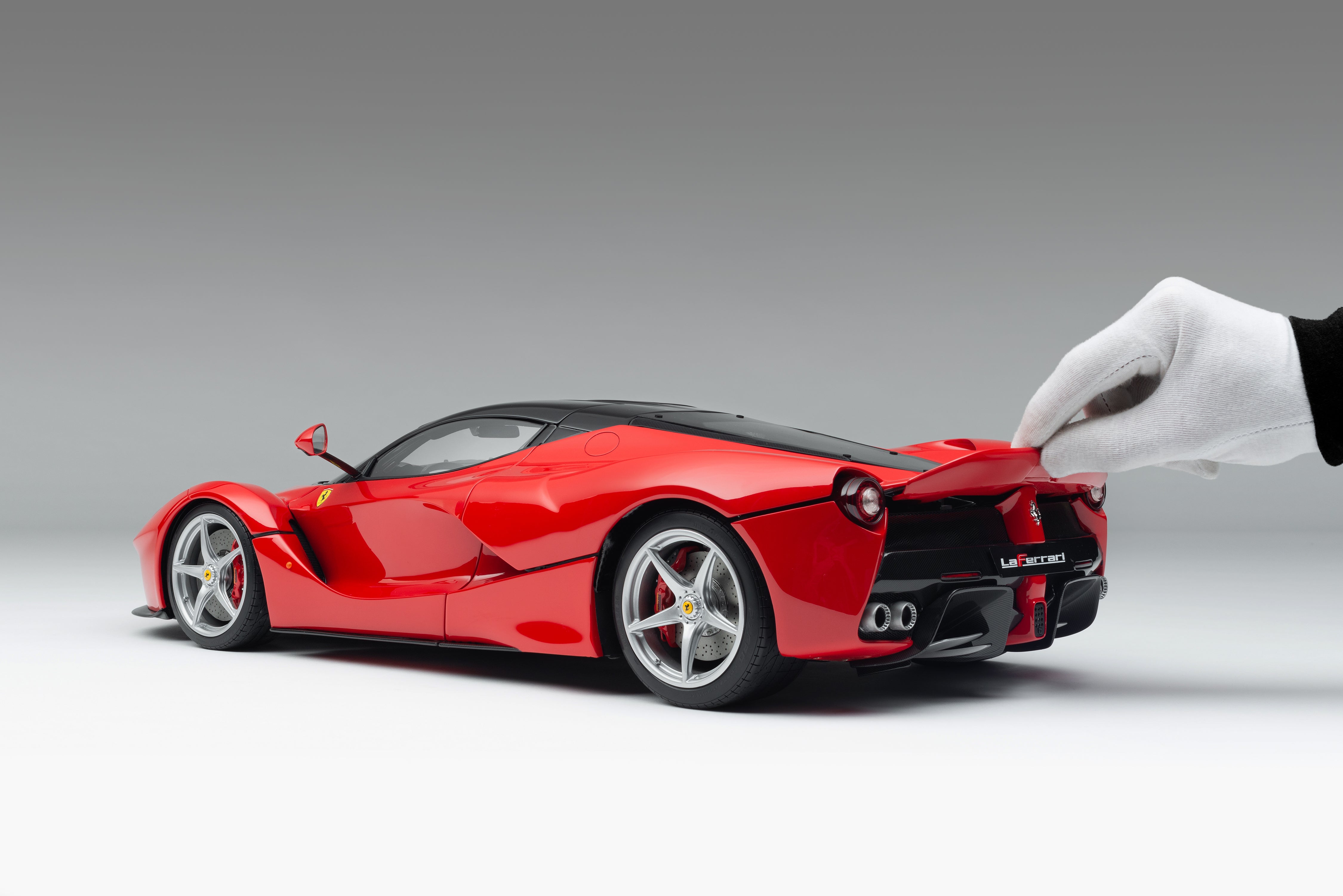 Amalgam 1:8 scale La Ferrari