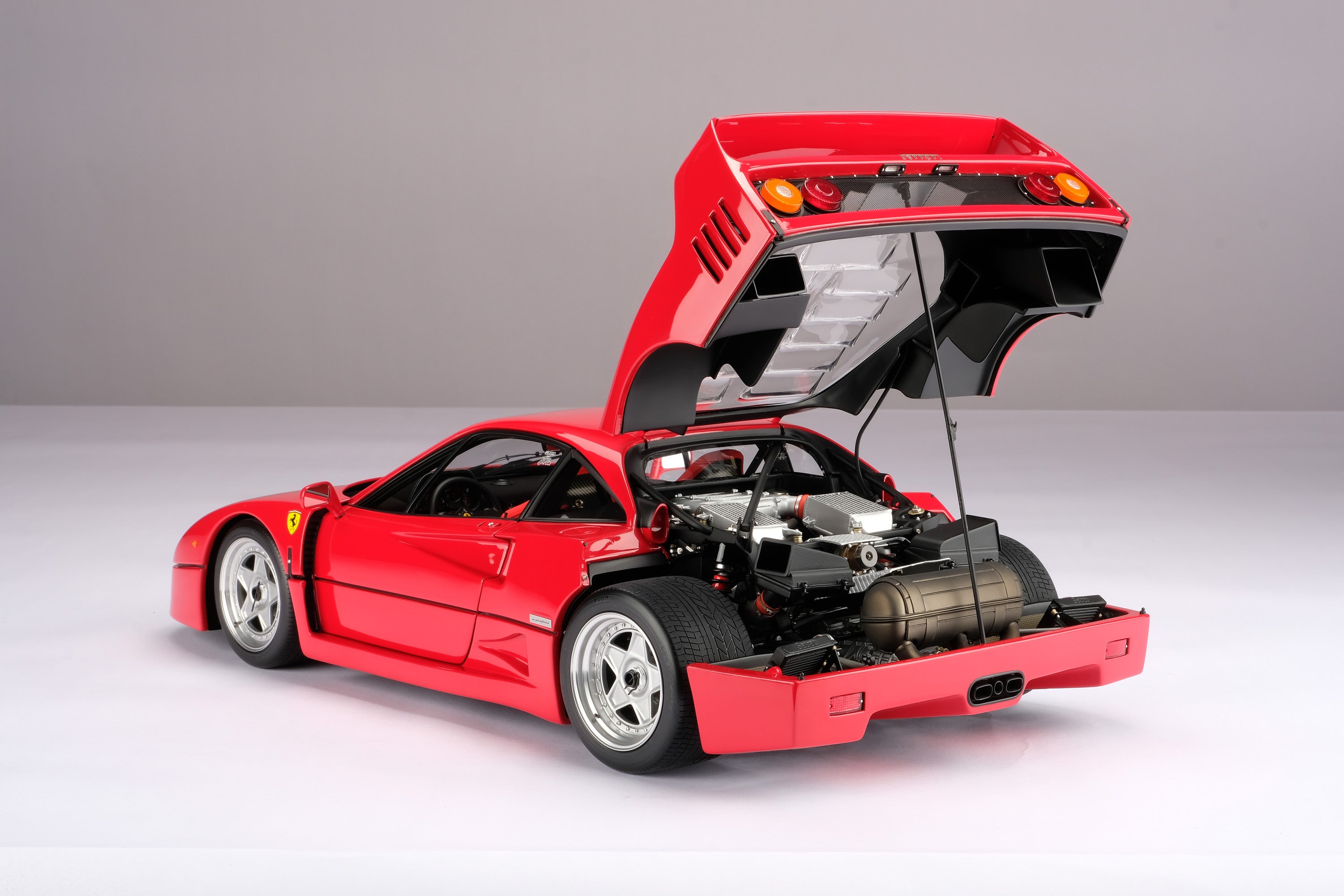 Amalgam 1:8 scale 1987 Ferrari F40