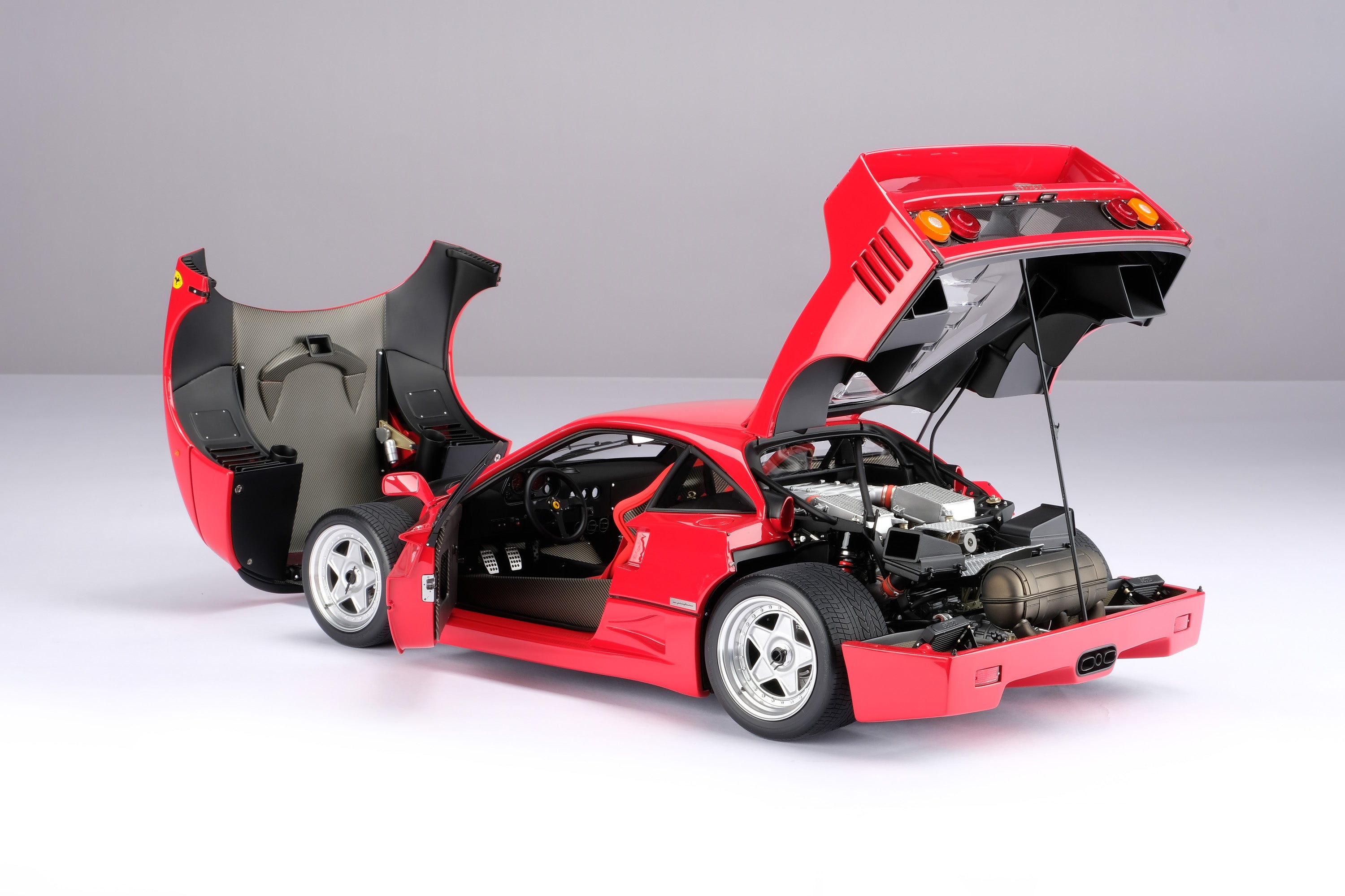 Amalgam 1:8 scale 1987 Ferrari F40