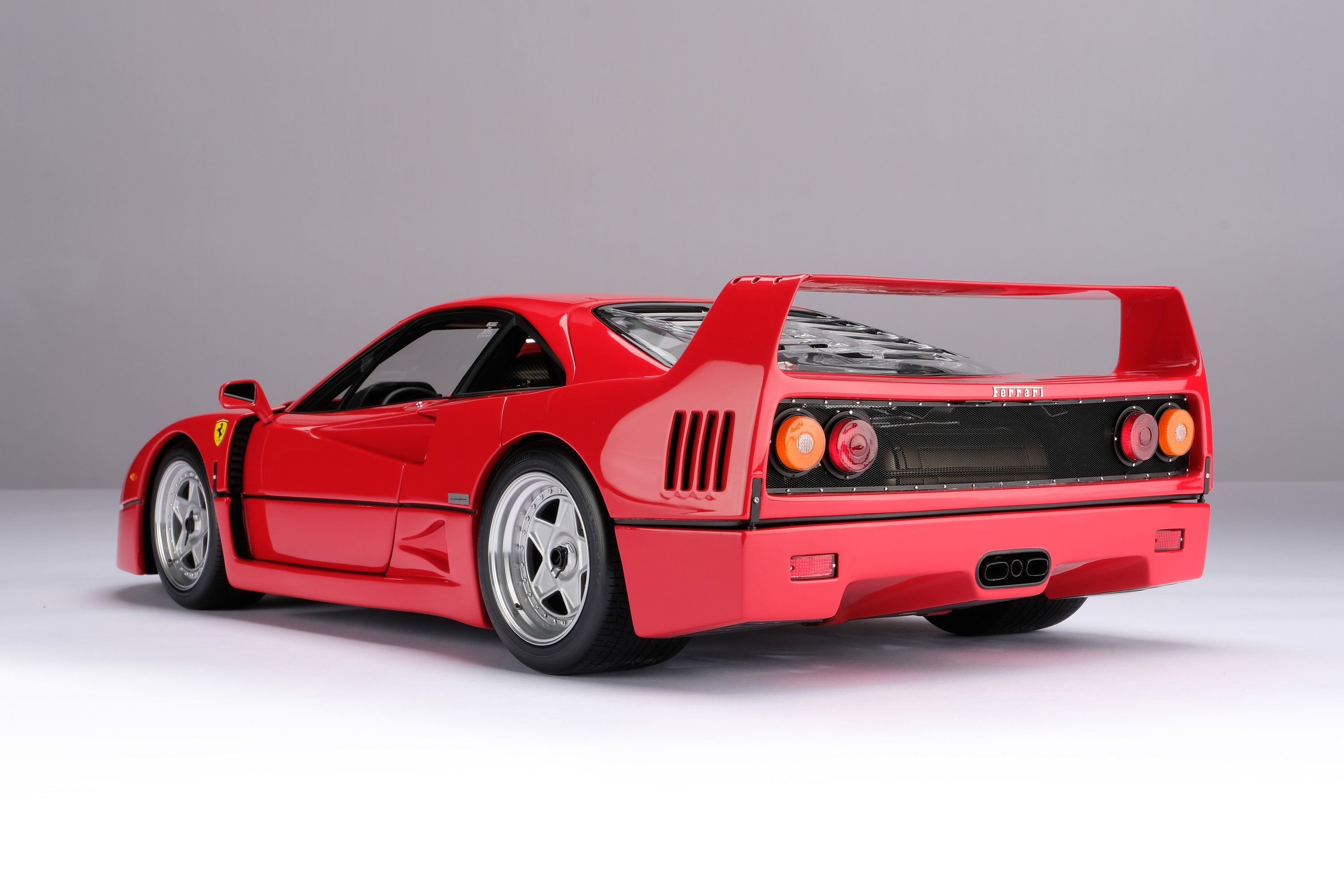 Amalgam 1:8 scale 1987 Ferrari F40