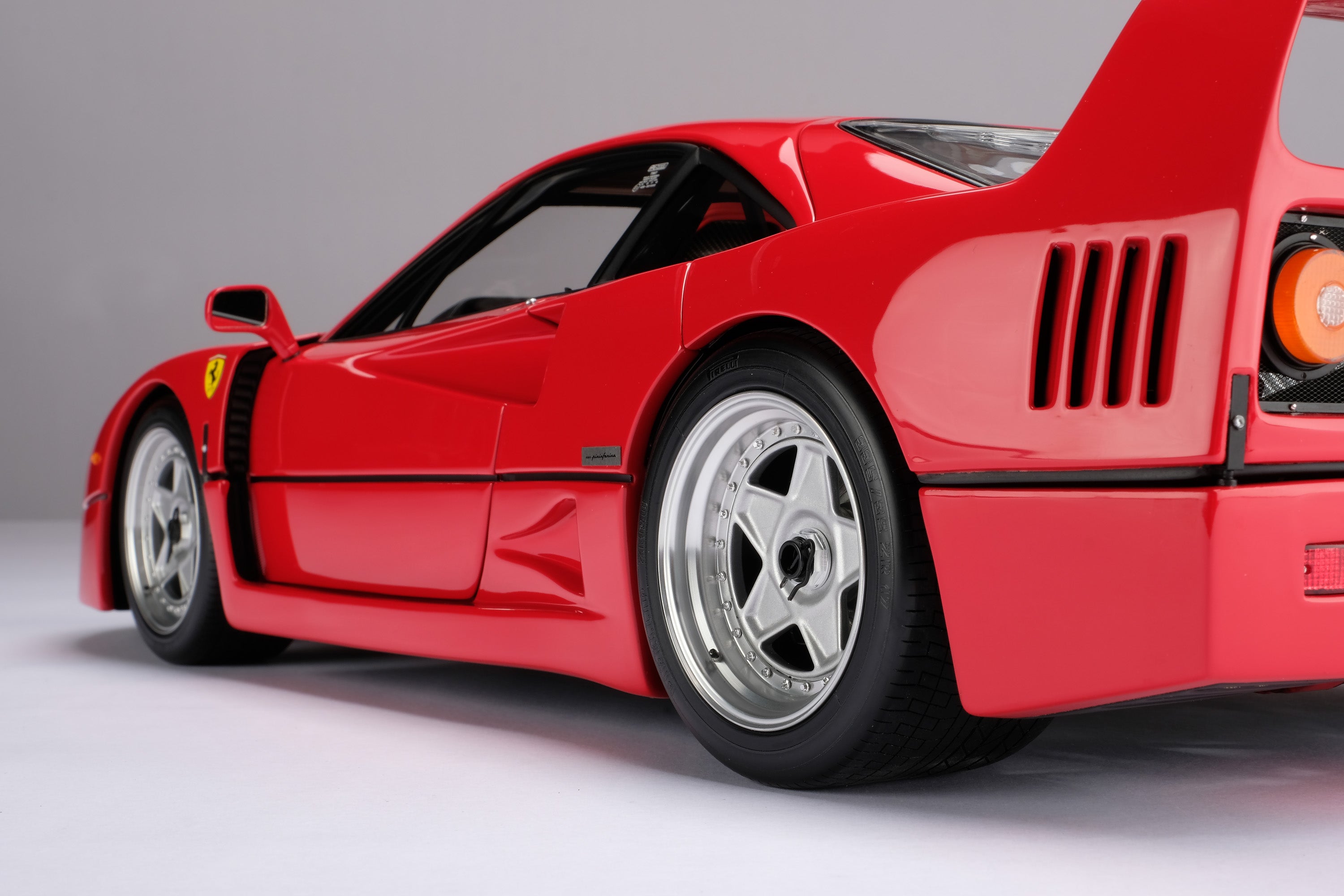 Amalgam 1:8 scale 1987 Ferrari F40