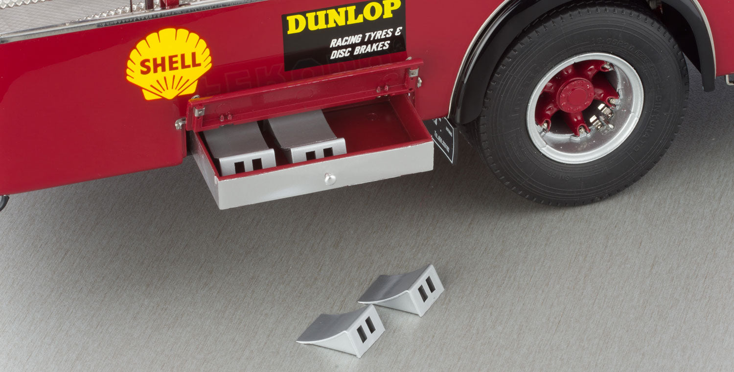 CMC M084 1:18 Ferrari Race Transporter 2024 model